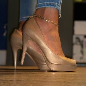 Michael Kors Gold Peep Toe Heels EUC